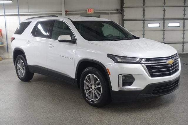 2023 Chevrolet Traverse LT Cloth in Iridescent Pearl Tricoat — front three-quarter view