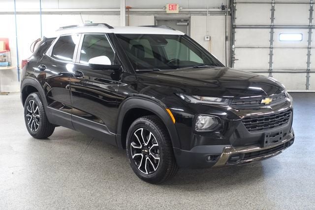 2022 Chevrolet Trailblazer ACTIV in Mosaic Black Metallic — front three-quarter view